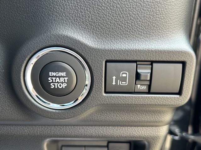 少しでもお値打ちにお車を買って頂きたく、少人数体制でお客様をお出迎えしております。少人数でも大型店に負けない様「中古自動車販売士」「国家整備士」の資格を持ったスタッフが営業を担当させて頂いております。