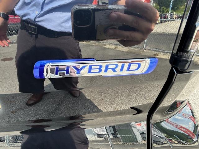 営業時間は１０：００〜１８：００です。定休日は毎週木曜となっております。臨時休業となる場合がございますので、ご来店の際は事前にご連絡をお願いいたします。