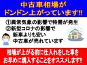 Ｊ　キーレスエントリー　衝突被害軽減ブレーキ　オートリトラクタブルミラー　ダイヤル式エアコン　ハロゲンヘッドライト　リアスモークガラス　リアワイパー　リアスモークガラス　両側エアバッグ　車載工具あり(64枚目)