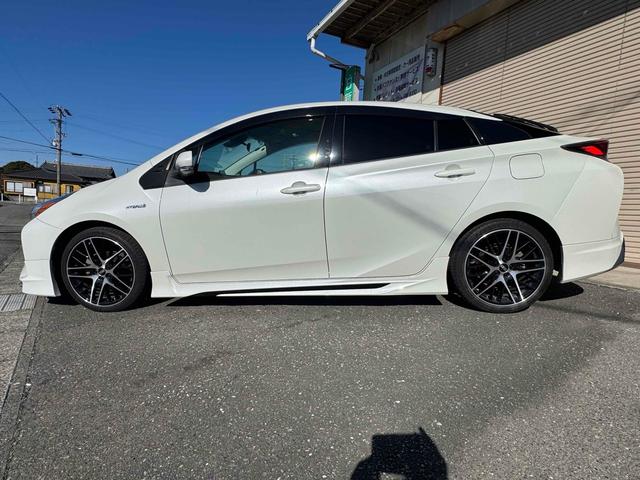 プリウス Ｓ　ＥＴＣ　バックカメラ　ナビ　ＴＶ　アルミホイール　オートマチックハイビーム　ＬＥＤヘッドランプ　ＣＶＴ　スマートキー　モデリスタエアロ　電動格納ミラー　盗難防止システム　衝突安全ボディ　社外１８インチ（15枚目）