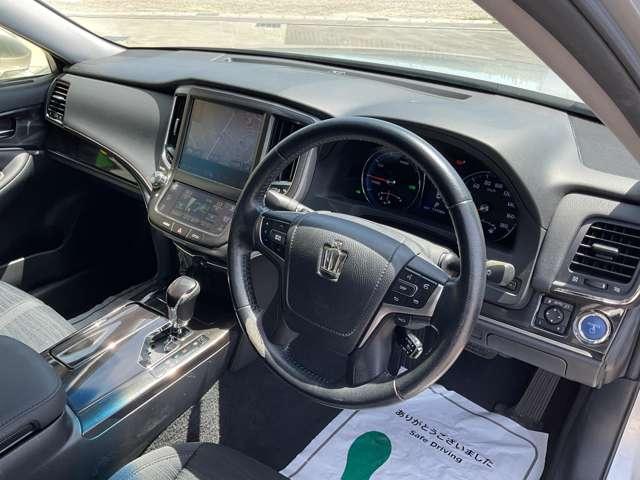 クラウンハイブリッド ハイブリッド　２．５　Ｓ　自社　ローン　信用回復ローン　純正ナビ　フルセグＴＶ　Ｂｌｕｅｔｏｏｔｈ　　バックカメラ　クリアランスソナー　レーダークルーズ　衝突軽減ブレーキ　パワーシート　オートリトラミラー　ＨＩＤヘッドライト（17枚目）