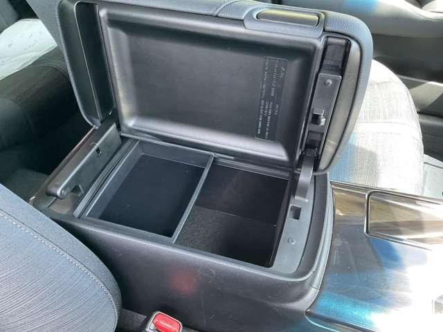 クラウンハイブリッド ハイブリッド　２．５　Ｓ　自社　ローン　信用回復ローン　純正ナビ　フルセグＴＶ　Ｂｌｕｅｔｏｏｔｈ　　バックカメラ　クリアランスソナー　レーダークルーズ　衝突軽減ブレーキ　パワーシート　オートリトラミラー　ＨＩＤヘッドライト（41枚目）