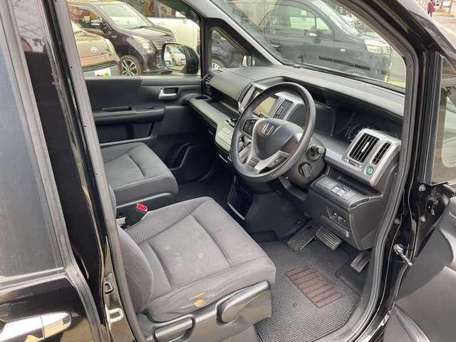 ステップワゴン ２．０　スパーダ　Ｚ　両側パワースライドドア・ＨＩＤヘッドライト・フリップダウンモニタ・純正アルミホイール・自社　ローン（17枚目）