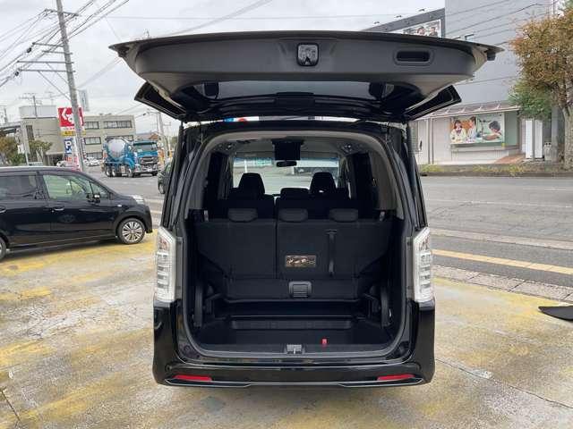 ステップワゴン ２．０　スパーダ　Ｚ　両側パワースライドドア・ＨＩＤヘッドライト・フリップダウンモニタ・純正アルミホイール・自社　ローン（22枚目）