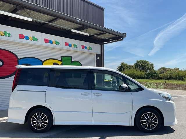 ノア Ｓｉ　自社　ローン　信用回復ローン　純正ＳＤナビ　フルセグＴＶ　Ｂｌｕｅｔｏｏｔｈ　ステアリングリモコン　バックカメラ　ＥＴＣ　両側電動スライドドア　プッシュスタート　ＬＥＤヘッドライト　オートライト　リア（5枚目）