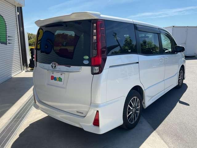 ノア Ｓｉ　自社　ローン　信用回復ローン　純正ＳＤナビ　フルセグＴＶ　Ｂｌｕｅｔｏｏｔｈ　ステアリングリモコン　バックカメラ　ＥＴＣ　両側電動スライドドア　プッシュスタート　ＬＥＤヘッドライト　オートライト　リア（7枚目）