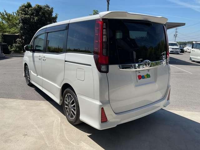 ノア Ｓｉ　自社　ローン　信用回復ローン　純正ＳＤナビ　フルセグＴＶ　Ｂｌｕｅｔｏｏｔｈ　ステアリングリモコン　バックカメラ　ＥＴＣ　両側電動スライドドア　プッシュスタート　ＬＥＤヘッドライト　オートライト　リア（11枚目）