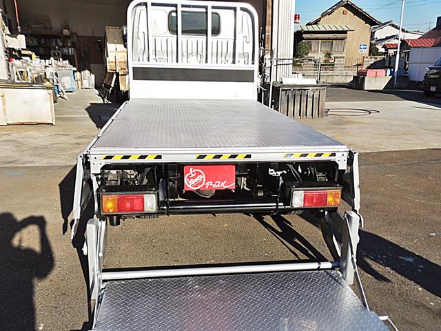 トヨエース 　２．０ｔ　極東開発アーム式パワーゲート付　プリクラッシュセーフティ　ＥＴＣ　荷台縞鋼板張り（13枚目）