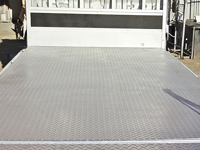 トヨエース 　２．０ｔ　極東開発アーム式パワーゲート付　プリクラッシュセーフティ　ＥＴＣ　荷台縞鋼板張り（16枚目）