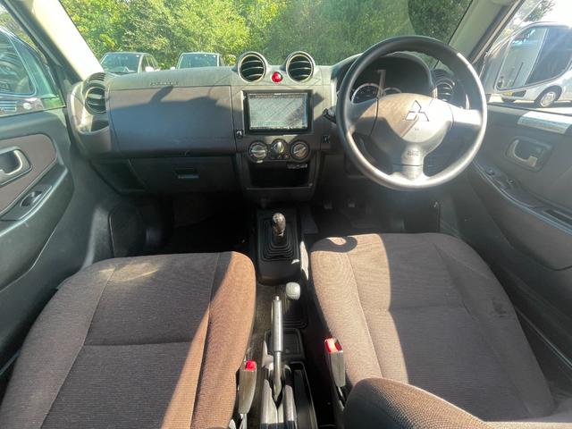 パジェロミニ ＶＲ　４ＷＤ　ＥＴＣ　ＴＶ　キーレスエントリー　電動格納ミラー　ＭＴ　盗難防止システム　ＡＢＳ　ＣＤ　ＤＶＤ再生　ルーフレール　アルミホイール　衝突安全ボディ　エアコン　パワーステアリング　パワーウィンドウ（2枚目）