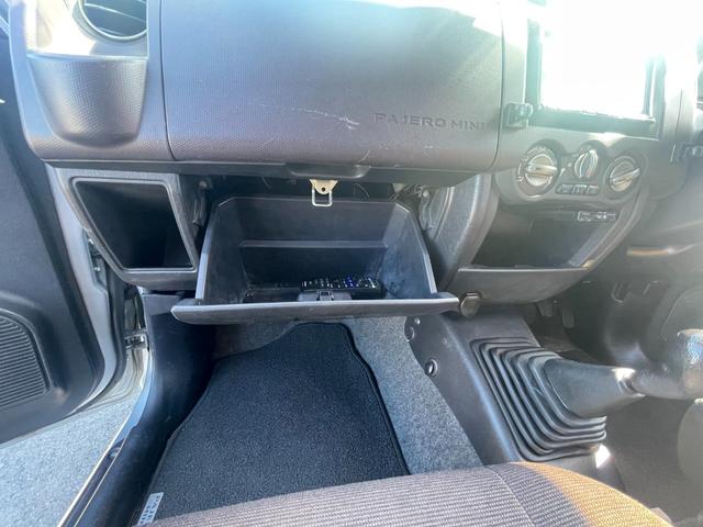 パジェロミニ ＶＲ　４ＷＤ　ＥＴＣ　ＴＶ　キーレスエントリー　電動格納ミラー　ＭＴ　盗難防止システム　ＡＢＳ　ＣＤ　ＤＶＤ再生　ルーフレール　アルミホイール　衝突安全ボディ　エアコン　パワーステアリング　パワーウィンドウ（11枚目）