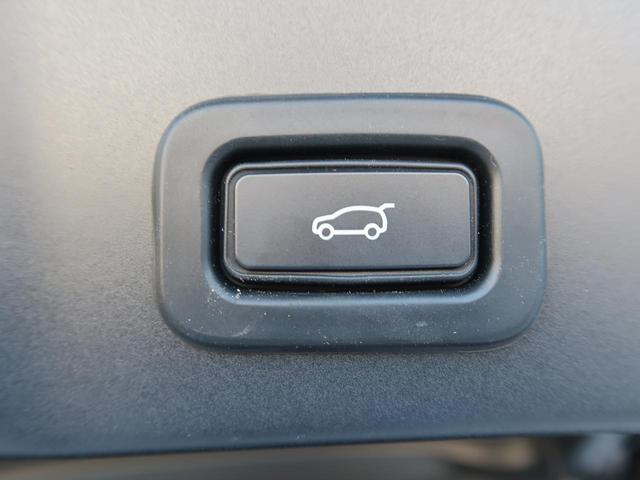 【電動テールゲート】ボタン一つでトランクの開閉が可能となっております。女性などには必須の装備ではないでしょうか♪