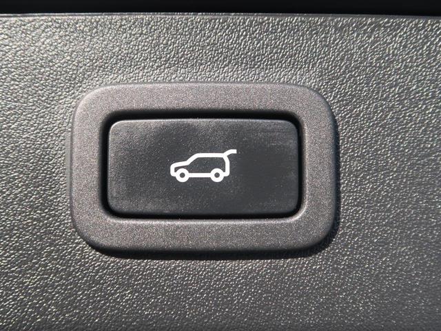 【電動テールゲート】ボタン一つでトランクの開閉が可能となっております。女性などには必須の装備ではないでしょうか♪