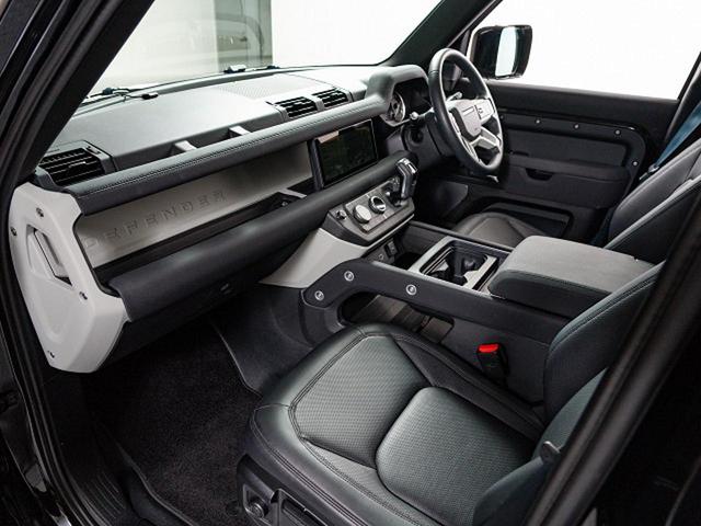 ディフェンダー １１０Ｓ　Ｄ３００　認定中古車　スライディングパノラミックルーフ　全席シートヒーター　マッドフラップ　ブラックエクステリアパック　純正１９インチアルミ　プライバシーガラス　　スマートフォンパック　サラウンドビューカメラ（14枚目）