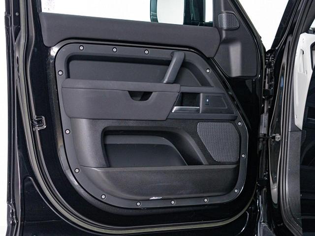 ディフェンダー １１０Ｓ　Ｄ３００　認定中古車　スライディングパノラミックルーフ　全席シートヒーター　マッドフラップ　ブラックエクステリアパック　純正１９インチアルミ　プライバシーガラス　　スマートフォンパック　サラウンドビューカメラ（22枚目）