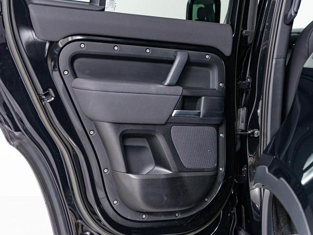 ディフェンダー １１０Ｓ　Ｄ３００　認定中古車　スライディングパノラミックルーフ　全席シートヒーター　マッドフラップ　ブラックエクステリアパック　純正１９インチアルミ　プライバシーガラス　　スマートフォンパック　サラウンドビューカメラ（23枚目）