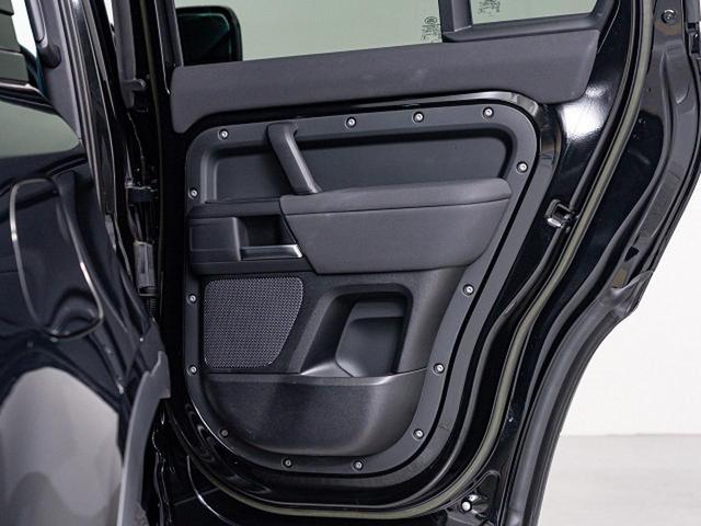 ディフェンダー １１０Ｓ　Ｄ３００　認定中古車　スライディングパノラミックルーフ　全席シートヒーター　マッドフラップ　ブラックエクステリアパック　純正１９インチアルミ　プライバシーガラス　　スマートフォンパック　サラウンドビューカメラ（24枚目）