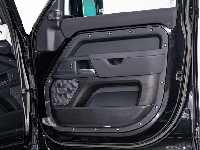 ディフェンダー １１０Ｓ　Ｄ３００　認定中古車　スライディングパノラミックルーフ　全席シートヒーター　マッドフラップ　ブラックエクステリアパック　純正１９インチアルミ　プライバシーガラス　　スマートフォンパック　サラウンドビューカメラ（25枚目）