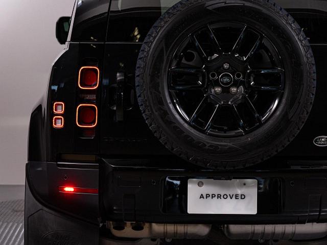 ディフェンダー １１０Ｓ　Ｄ３００　認定中古車　スライディングパノラミックルーフ　全席シートヒーター　マッドフラップ　ブラックエクステリアパック　純正１９インチアルミ　プライバシーガラス　　スマートフォンパック　サラウンドビューカメラ（26枚目）