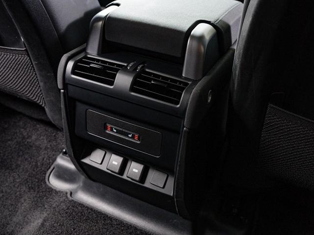 ディフェンダー １１０Ｓ　Ｄ３００　認定中古車　スライディングパノラミックルーフ　全席シートヒーター　マッドフラップ　ブラックエクステリアパック　純正１９インチアルミ　プライバシーガラス　　スマートフォンパック　サラウンドビューカメラ（33枚目）