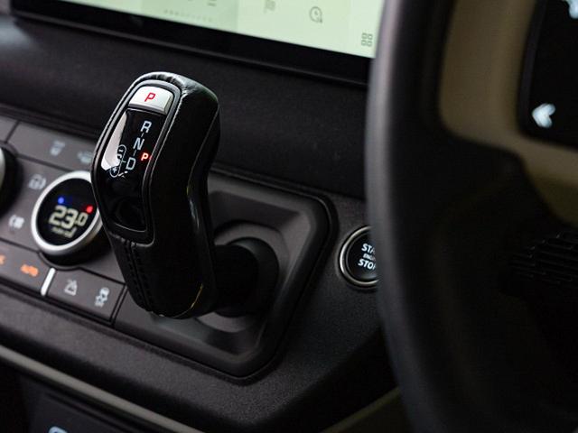 ディフェンダー １１０Ｓ　Ｄ３００　認定中古車　スライディングパノラミックルーフ　全席シートヒーター　マッドフラップ　ブラックエクステリアパック　純正１９インチアルミ　プライバシーガラス　　スマートフォンパック　サラウンドビューカメラ（46枚目）