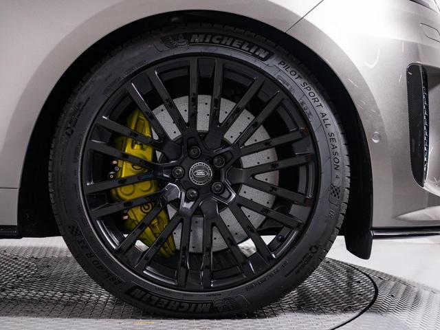 レンジローバースポーツ ＳＶエディションワン　認定中古車　スライディングサンルーフ　ノイズキャンセリング機能　シートマッサージ　２３インチアルミ　ヘッドアップディスプレイ　パワーテールゲート　カーボン　パドルシフト　３Ｄサラウンドカメラ（5枚目）