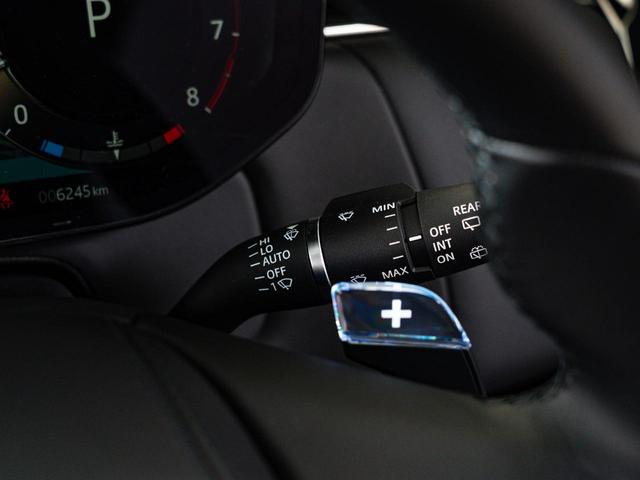 レンジローバースポーツ ＳＶエディションワン　認定中古車　スライディングサンルーフ　ノイズキャンセリング機能　シートマッサージ　２３インチアルミ　ヘッドアップディスプレイ　パワーテールゲート　カーボン　パドルシフト　３Ｄサラウンドカメラ（6枚目）