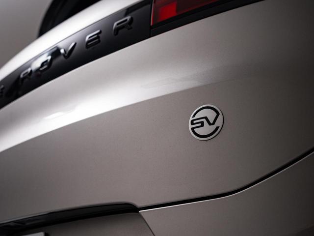 レンジローバースポーツ ＳＶエディションワン　認定中古車　スライディングサンルーフ　ノイズキャンセリング機能　シートマッサージ　２３インチアルミ　ヘッドアップディスプレイ　パワーテールゲート　カーボン　パドルシフト　３Ｄサラウンドカメラ（18枚目）