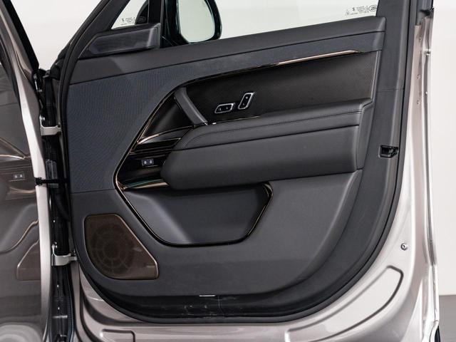 レンジローバースポーツ ＳＶエディションワン　認定中古車　スライディングサンルーフ　ノイズキャンセリング機能　シートマッサージ　２３インチアルミ　ヘッドアップディスプレイ　パワーテールゲート　カーボン　パドルシフト　３Ｄサラウンドカメラ（35枚目）