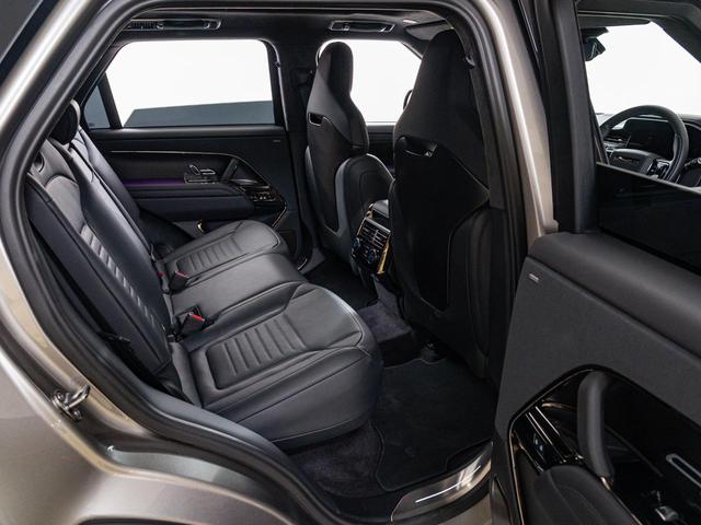 レンジローバースポーツ ＳＶエディションワン　認定中古車　スライディングサンルーフ　ノイズキャンセリング機能　シートマッサージ　２３インチアルミ　ヘッドアップディスプレイ　パワーテールゲート　カーボン　パドルシフト　３Ｄサラウンドカメラ（41枚目）