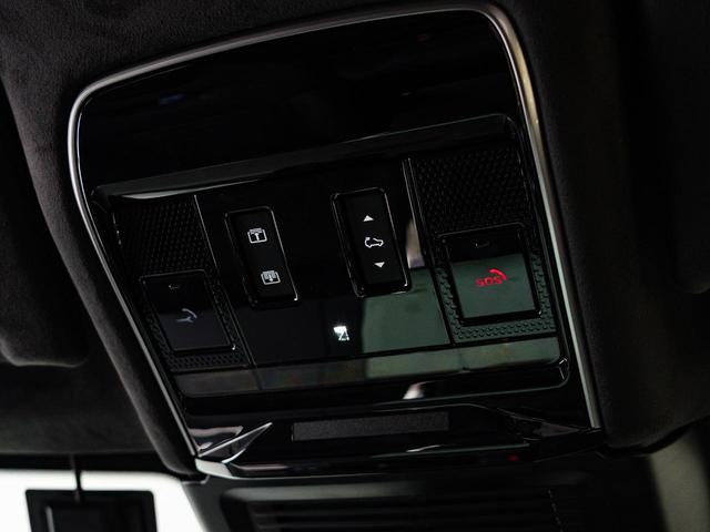 レンジローバースポーツ ＳＶエディションワン　認定中古車　スライディングサンルーフ　ノイズキャンセリング機能　シートマッサージ　２３インチアルミ　ヘッドアップディスプレイ　パワーテールゲート　カーボン　パドルシフト　３Ｄサラウンドカメラ（69枚目）