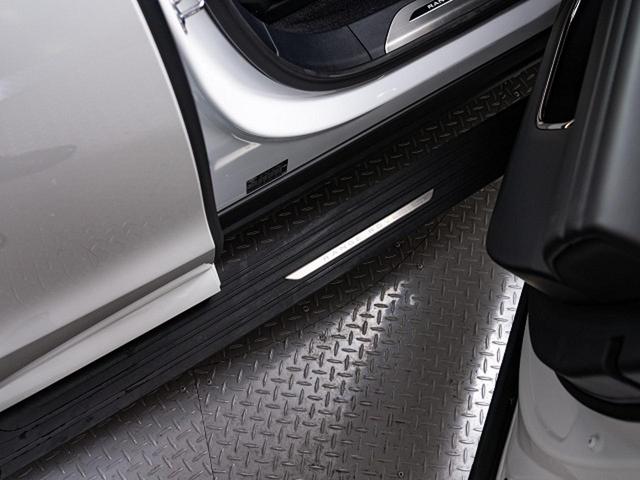 ディーラーオプションの電動サイドステップを装備しております。負担が少なく乗降が可能になります。ルーフへのアクセスも良くなるため、キャリアを付けたときや洗車時にも足場として使えます。