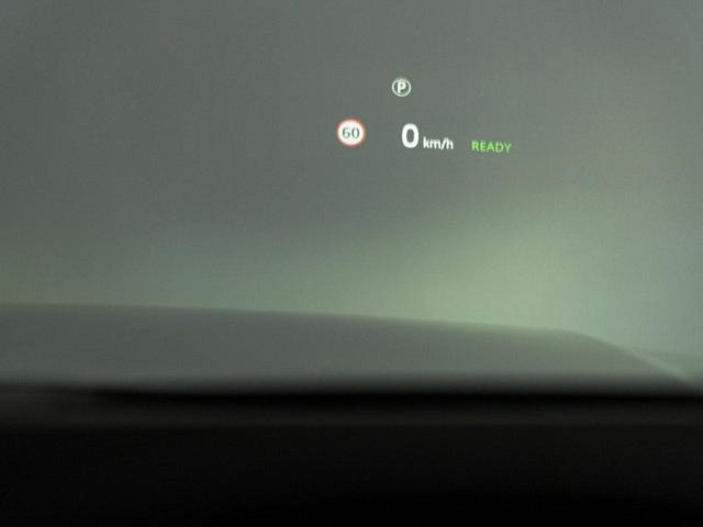 ヘッドアップディスプレイは運転中に役立つ情報をフロントガラスに映し出します。独自のレーザー技術により、直射日光が当たるような状況にも対応。走行速度、ナビゲーションなどの情報を、クリアに表示します。