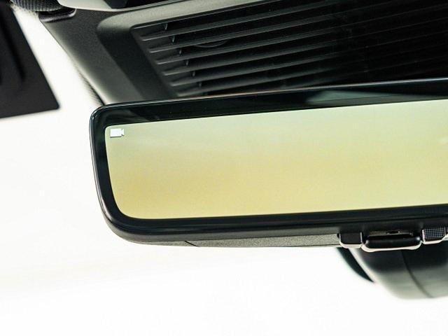 車体に装備したカメラによる後方映像が、ルームミラーに映し出されます。後席に人が座っていても、ラゲッジスペースに荷物を満載していても、車両後方の様子をはっきりと確認できます。