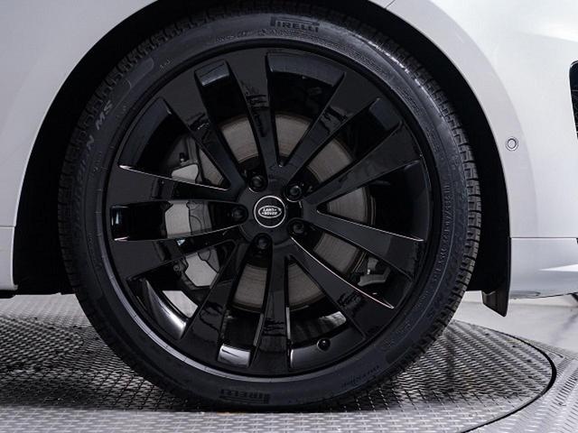 大口径の２３インチグロスブラックホイール装着！太めのスポークと立体的なデザインはレンジローバースポーツの車体にマッチした必見の装備です。走行中も停車中もその存在感を感じ取れます。