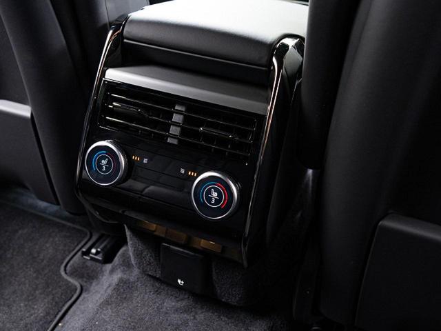 ４ゾーンクライメートコントロールは運転席・助手席・後部座席左右の４ゾーンそれぞれで独立して温度調整ができます！暑がりの方、寒がりの方がいらっしゃっても全員快適に過ごしていただけます！