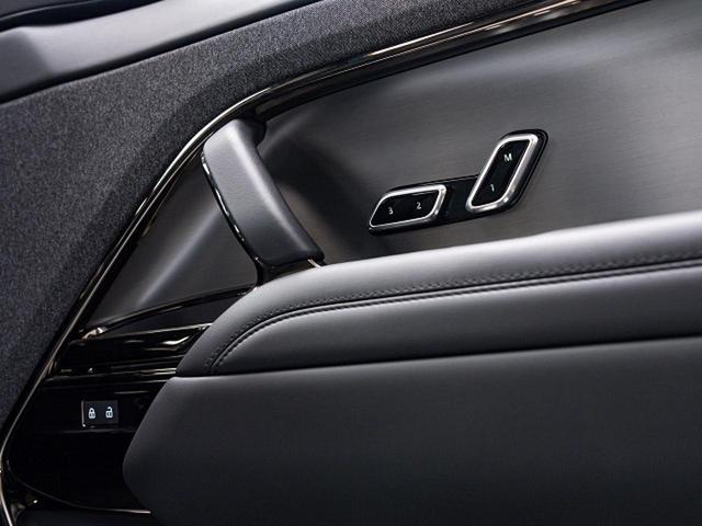 メモリー機能付きパワーシートを装備！運転中のシートの微調節も安全に行えます。３名様分のポジションを記憶でき、だれが乗っても元のポジションにボタン一つで戻せます♪