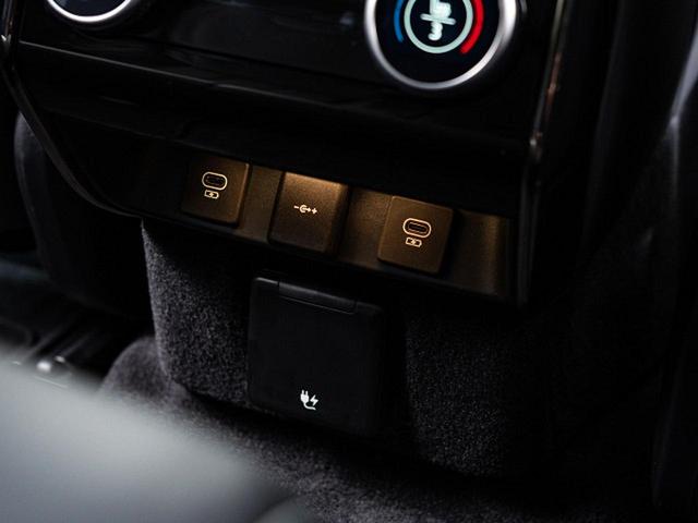 １８０Ｗの家庭用電源ソケットがセンターコンソール後部に装備されています。