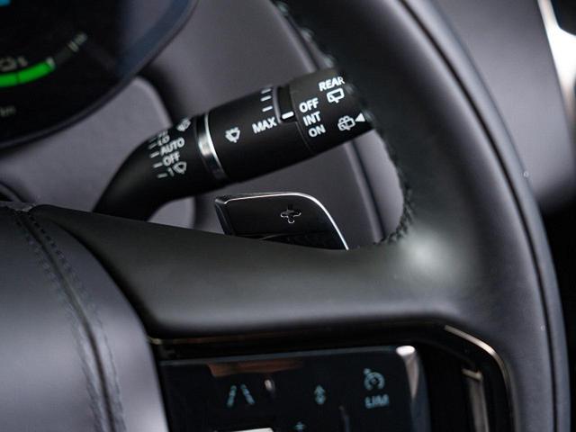 ステアリングパドルシフトはハンドルから手を離すことなくシフトチェンジを意のままに。ダイナミックモード時にご利用いただくと、より直感的なドライブをお楽しみいただけます。ぜひご体感ください！