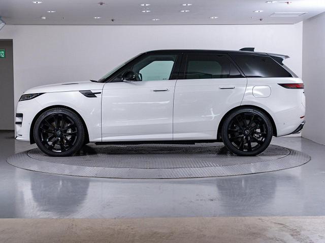 展開式のドアハンドル、水平基調で凹凸の少ないデザイン、すっきりとした無駄のないエクステリアで美しくモダンなフォルムを実現しています。