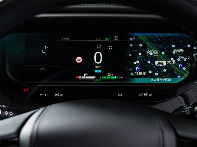 １３．７インチ高解像度インタラクティブドライバーディスプレイはナビゲーション、電話、各種メディアなど多彩なドライビング情報とエンターテインメント、アクティブセーフティデータを取得して表示するシステム。