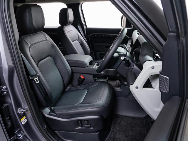 �ґ�ȑ����A�͋����V���G�b�g�A���������������A���_���ȃt�B�j�b�V���[�ȂǍו��܂ō�荞�܂ꂽ�L���r���B���������ʒu�őO���������܂Ō��n����X�|�[�c�h���C�r���O�|�W�V�������̗p�B