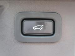 【電動テールゲート】ボタン一つでトランクの開閉が可能となっております。女性などには必須の装備ではないでしょうか♪ 4