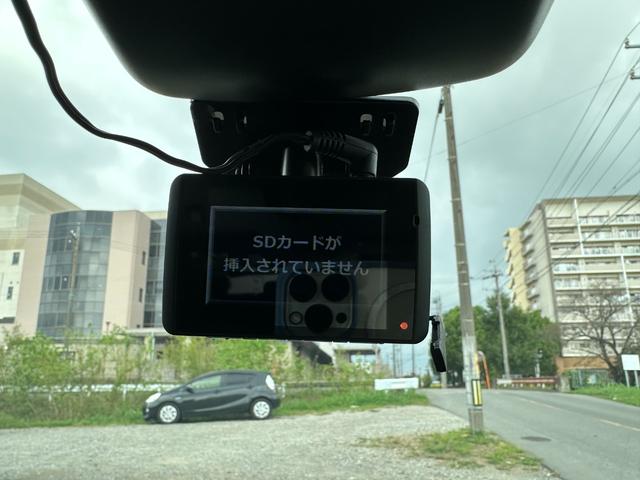 プリウス 　エアロ　バックカメラ　クルーズコントロール　シートヒーター　ＨＵＤ　トヨタセーフティーセンス（22枚目）