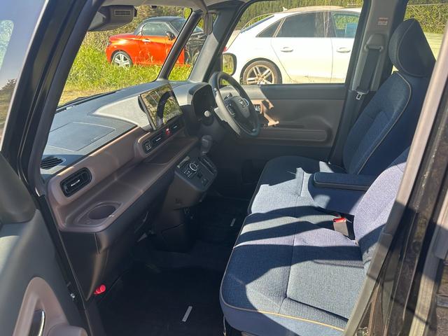 ムーヴキャンバス セオリーＧ　両側パワースライドドア　アイドリングストップ　ドリンクカップヒーター　シートヒーター　パノラミックビューモニターバックモニター（13枚目）