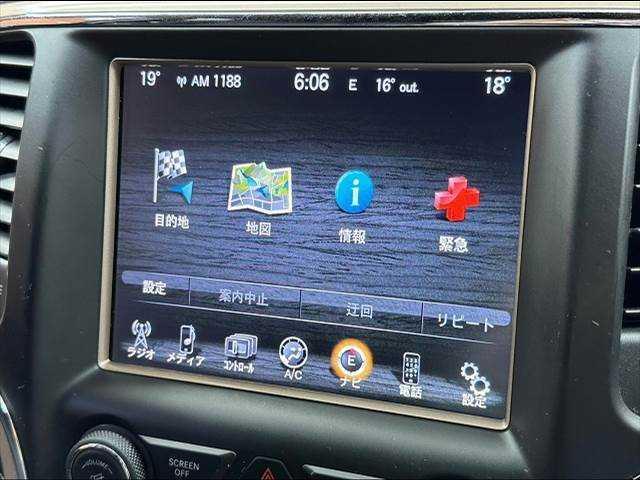 ジープ・グランドチェロキー ラレード　メーカーナビ　バックモニター　フルセグ　クルーズコントロール　パワーシート　パドルシフト　純正アルミホイール　クリアランスソナー　フォグランプ　ステアリングリモコン　ＤＡＣ　ＥＴＣ（3枚目）