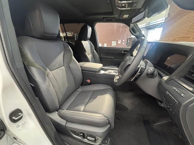 ＧＸ ＧＸ５５０　“ＯＶＥＲＴＲＡＩＬ＋”　５人乗り　サンルーフ　クールボックス　全周囲カメラ　純正１４インチナビ　レーダークルーズコントロール　シートクーラー　シートヒーター　デジタルインナーミラー　ワイヤレス充電　ステアリングヒーター　ＢＳＭ　ＨＵＤ（8枚目）