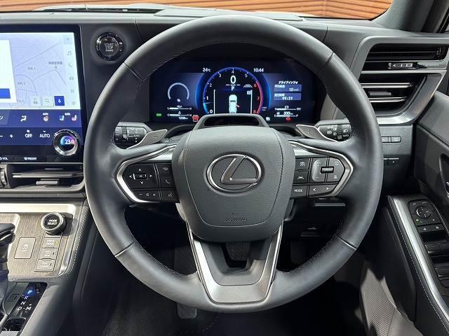 ＧＸ ＧＸ５５０　“ＯＶＥＲＴＲＡＩＬ＋”　５人乗り　サンルーフ　クールボックス　全周囲カメラ　純正１４インチナビ　レーダークルーズコントロール　シートクーラー　シートヒーター　デジタルインナーミラー　ワイヤレス充電　ステアリングヒーター　ＢＳＭ　ＨＵＤ（13枚目）