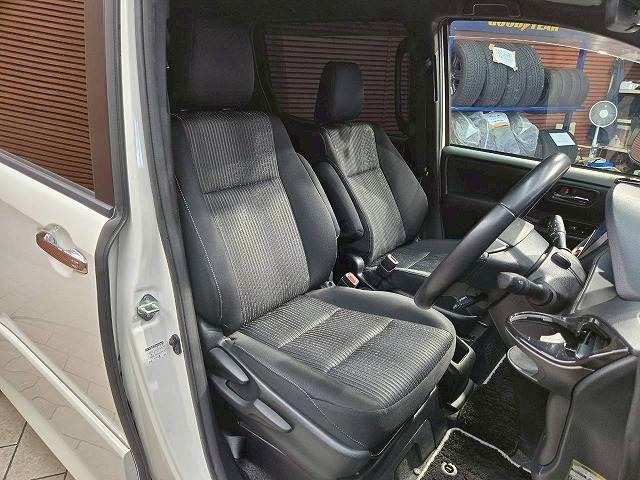 ヴォクシー ハイブリッドＺＳ　煌ＩＩ　モデリスタエアロ　フリップダウンモニター　両側電動スライドドア　シートヒーター　クルーズコントロール　クリアランスソナー　バックカメラ　スマートキー　プッシュスタート　オートエアコン　オートライト（7枚目）