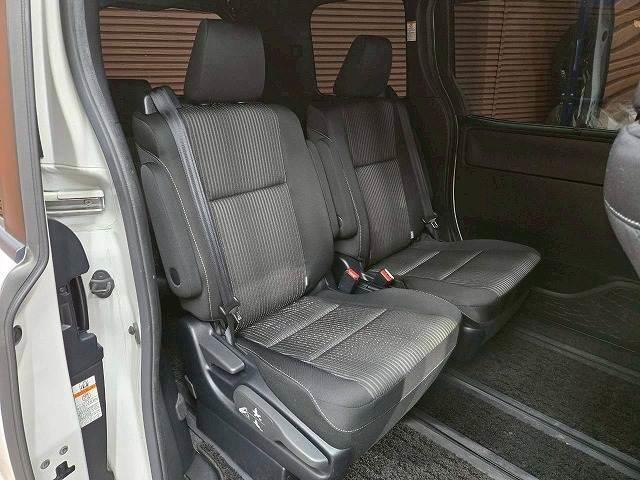 ヴォクシー ハイブリッドＺＳ　煌ＩＩ　モデリスタエアロ　フリップダウンモニター　両側電動スライドドア　シートヒーター　クルーズコントロール　クリアランスソナー　バックカメラ　スマートキー　プッシュスタート　オートエアコン　オートライト（8枚目）